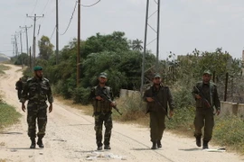 Lực lượng an ninh thuộc phong trào vũ trang Hồi giáo Hamas tuần tra tại khu vực biên giới ở dải Gaza. (Ảnh: AFP/TTXVN)