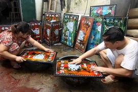 Sản xuất hàng sơn mài xuất khẩu. (Ảnh: Vũ Sinh/TTXVN)