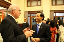 Đại sứ Lương Thanh Nghị trò chuyện cùng Tổng chưởng lý George Brandis. (Ảnh: Sao Băng/TTXVN)