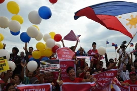 Các nhà hoạt động Philippines vui mừng sau phán quyết của Tòa Trọng tài ở Lahay trong cuộc tuần hành tại Manila ngày 12/7 vừa qua. (Ảnh: AFP/TTXVN)