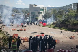 Cảnh sát Mexico triển khai để ngăn chặn những người biểu tình quá khích trong cuộc biểu tình của các giáo viên ở Oaxaca. (Ảnh: AFP/TTXVN)