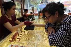 Khách giao dịch vàng tại Công ty vàng Bảo Tín Minh Châu, Hà Nội. (Ảnh: Trần Việt/TTXVN)