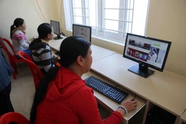 Người dân sử dụng vi tính, truy cập Internet. (Ảnh: Trần Lê Lâm/TTXVN)