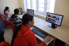 Người dân sử dụng vi tính, truy cập Internet. (Ảnh: Trần Lê Lâm/TTXVN)