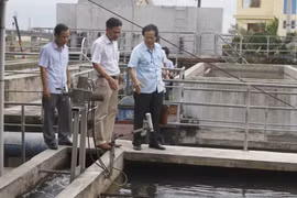 Đoàn kiểm tra liên ngành kiểm tra quy trình xử lý nước tại Nhà máy nước thành phố Ninh Bình. (Ảnh: Hải Yến/TTXVN)