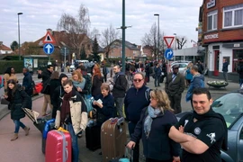 Hành khách được sơ tán tới một khu vực gần sân bay Brussels ở Zaventem sau các vụ nổ. (Ảnh: AFP/TTXVN)