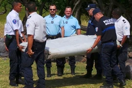 Một phần cánh của chiếc máy bay xấu số MH370 được tìm thấy trên đảo Reunion, Pháp tháng 7/2015. (Ảnh: Reuters/TTXVN)