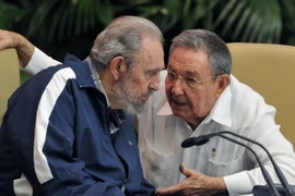 Lãnh tụ Cuba Fidel Castro (trái) và Chủ tịch Cuba Raul Castro - em trai ông. (Ảnh: AFP/TXVN)