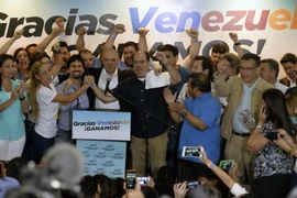 Những người ủng hộ Liên minh đối lập mừng chiến thắng tại thủ đô Caracas, sau khi công bố kết quả. (Ảnh: AFP/TTXVN)
