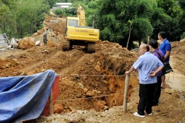 Người dân bản Chu va 6 và Chu va 8 đang rất phấn khởi vì sắp có cầu mới. (Ảnh: Nguyễn Công Hải/TTXVN)