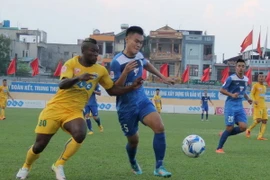 Một pha tranh chấp bóng của cầu thủ hai đội. (Ảnh: Trịnh Duy Hưng/TTXVN)