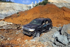 Xe ôtô bị dòng nước cuốn trôi tại hiện trường sự cố vỡ đường ống dẫn dòng Công trình thủy điện Sông Bung 2. (Ảnh: Trần Lê Lâm/TTXVN)