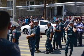 Cảnh sát Armenia phong tỏa các tuyến phố dẫn đến đồn cảnh sát Erebuni ở Yerevan ngày 18/7 vừa qua. (Ảnh: AFP/TTXVN)