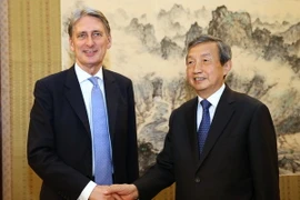 Bộ trưởng Tài chính Anh Philip Hammond (trái) trong cuộc gặp với Phó Thủ tướng Trung Quốc Mã Khải tại thủ đô Bắc Kinh ngày 22/7 vừa qua. (Ảnh: AFP/TTXVN) 