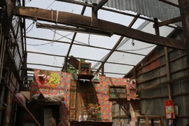 Một căn nhà bị tốc mái hoàn toàn. (Ảnh minh họa: Công Mạo/TTXVN)