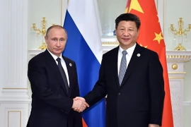Chủ tịch Trung Quốc Tập Cận Bình (phải) và Tổng thống Nga Vladimir Putin hội đàm tại Tashkent của Uzbekistan. (Ảnh: THX/TTXVN)