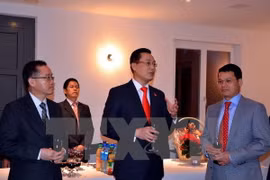 Đại sứ Nguyễn Trung Thành (giữa), Trưởng Phái đoàn Việt Nam bên cạnh Liên hợp quốc, WTO và các tổ chức quốc tế khác tại Geneva. (Ảnh: Tố Uyên/TTXVN)