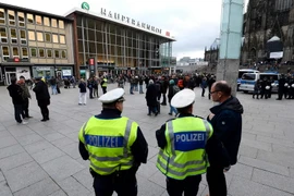 Lực lượng an ninh Đức được triển khai bên ngoài nhà ga Koln ở Cologne ngày 6/1 vừa qua. (Ảnh: AFP/TTXVN)