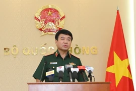 Thượng tướng Võ Văn Tuấn, Phó Tổng Tham mưu trưởng Quân đội nhân dân Việt Nam chủ trì buổi họp báo. (Ảnh: TTXVN)