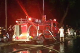 Lực lượng chức năng đang dập lửa tại quán bar Boom ở phố Đoàn Kết, thành phố Hải Dương ngày 11/7 vừa qua. (Ảnh: Mạnh Tú/TTXVN)