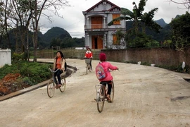 Thực hiện cuộc vận động xây dựng nông thôn mới, nhiều hộ dân đã hiến hàng trăm m2 đất làm đường giao thông. (Ảnh: Quốc Đạt/TTXVN)