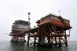 Giàn khoan dầu của Công ty ENI trên biển Adriatic ở ngoài khơi Lido di Dante, gần Ravenna, Italy ngày 5/4 vừa qua. (Ảnh: AFP/TTXVN)