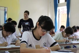 Các thí sinh thi môn Toán tại kỳ thi THPT quốc gia năm 2016. (Ảnh: Xuân Tiến/TTXVN)