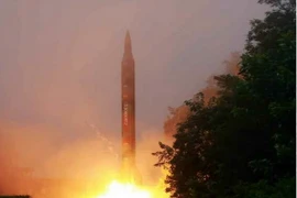 Một tên lửa đạn đạo được phóng thử trong cuộc tập trận của đơn vị pháo binh Hwasong thuộc Lực lượng chiến lược của Quân đội Nhân dân Triều Tiên. (Ảnh: Yonhap/TTXVN)