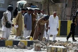 Cảnh sát điều tra tại hiện trường vụ đánh bom ở Quetta, thủ phủ tỉnh Balochistan, Tây Nam Pakistan ngày 11/8. (Ảnh: AFP/TTXVN)