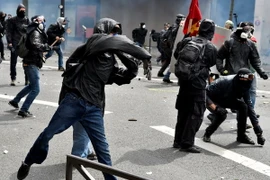 Người biểu tình quá khích xung đột với cảnh sát tại thủ đô Paris, Pháp ngày 14/6. (Ảnh: AFP/TTXVN)