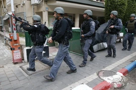 Lực lượng an ninh điều tra tại hiện trường vụ xả súng. (Ánh: AFP/TTXVN)