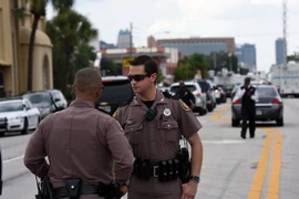 Cảnh sát Mỹ tuần tra tại khu vực gần hiện trường vụ xả súng. (Ảnh: THX/TTXVN)