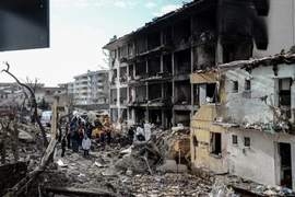 Cảnh sát Thổ Nhĩ Kỳ điều tra tại hiện trường vụ vụ đánh bom mới. (Ảnh: AFP/TTXVN)