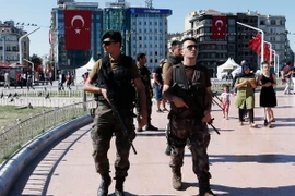 Binh sỹ đặc nhiệm của Thổ Nhĩ Kỳ được tăng cường an ninh tại Quảng trường Taksim ở Istanbul ngày 21/7 vừa qua. (Ảnh: EPA/TTXVN)