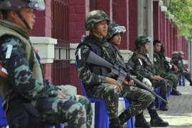 Binh sỹ Thái Lan tuần tra bên goài công viên Lumpini. (Ảnh: AFP/TTXVN)