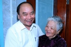 Thủ tướng Nguyễn Xuân Phúc thăm và tặng quà cho Mẹ Việt Nam Anh hùng Phạm Thị Ẩn, 91 tuổi ở phường Cái Khế, quận Ninh Kiều, thành phố Cần Thơ. (Ảnh: Thống Nhất/TTXVN)