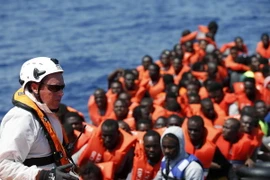 Nhân viên Cơ quan Chữ thập đỏ Italy tham gia giải cứu người di cư trên biển ngoài khơi Libya ngày 18/8 vừa qua. (Ảnh: EPA/TTXVN)