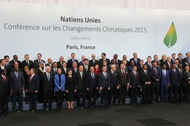 Các nhà lãnh đạo chụp ảnh chung tại lễ khai mạc chính thức Hội nghị COP 21 ở Le Bourget, ngoại ô Paris ngày 30/11/2015. (Ảnh: YONHAP/TTXVN)
