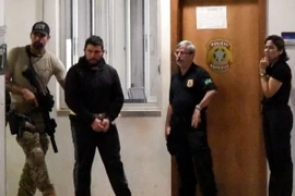 Cảnh sát Brazil dẫn độ một nghi can khủng bố tại Brasilia ngày 21/7 vừa qua. (Ảnh: AFP/TTXVN)