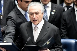 Tổng thống lâm thời Brazil Michel Temer (phía trước) tại lễ tuyên thệ nhậm chức Tổng thống ở Brasilia ngày 31/8 vừa qua. (Ảnh: EPA/TTXVVN)