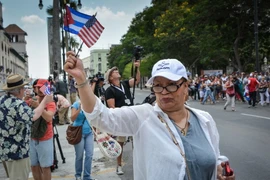 Các hành khách du thuyền "The Adonia" dạo chơi trên các đường phố ở thủ đô La Habana. (Ảnh: AFP/TTXVN)