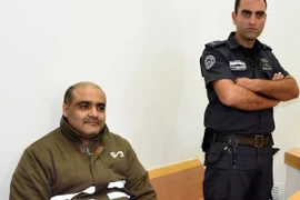 Ông Mohammed el-Halabi (trái) tại tòa án ở thành phố Beersheva ngày 4/8. (Ảnh: AFP/TTXVN)