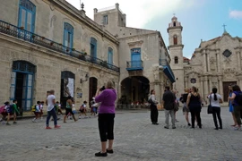 Khách du lịch tham quan khu phổ cổ ở La Habana tại Cuba. (Ảnh: AFP/TTXVN)