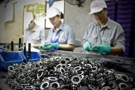 Kiểm tra và phân loại sản phẩm tại Tổng công ty Máy động lực và Máy nông nghiệp Việt Nam-VEAM. (Ảnh: Trọng Đạt/TTXVN)