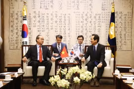 Chủ tịch Ủy ban Trung ương Mặt trận Tổ quốc Việt Nam Nguyễn Thiện Nhân gặp Chủ tịch Hạ viện Hàn Quốc Chung Sye-kyun. (Ảnh: Yonhap/TTXVN)