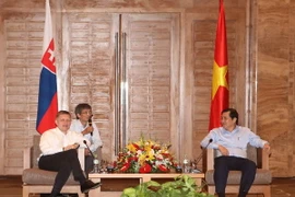 Chủ tịch Ủy ban Nhân dân thành phố Đà Nẵng Huỳnh Đức Thơ (phải) tiếp kiến Thủ tướng Robert Fico. (Ảnh: Trần Lê Lâm/TTXVN)