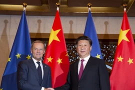 Chủ tịch Hội đồng châu Âu Donald Tusk (trái) và Chủ tịch Trung Quốc Tập Cận Bình (phải) trong cuộc gặp tại Hội nghị thượng đỉnh EU-Trung Quốc lần thứ 18 ở Bắc Kinh. (Ảnh: AFP/TTXVN)