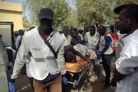 Chuyển người bị thương trong vụ đánh bom ở Mora ngày 28/1 vừa qua. (Ảnh: AFP/TTXVN)