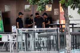 Cảnh sát Malaysia điều tra tại hiện trường vụ tấn công bằng lựu đạn nhà hàng Modiva ngày 28/6 vừa qua. (Ảnh: EPA/TTXVN)