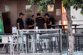 Cảnh sát Malaysia điều tra tại hiện trường vụ tấn công bằng lựu đạn nhà hàng Modiva ngày 28/6 vừa qua. (Ảnh: EPA/TTXVN)